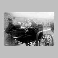 022-0382 Goldbach am 01.10.1943 im Hof  Rudolf Heymut.Erster Brautwagen mit Renate Heymut bei der Hochzeit von Anneliese Heymut (Tulodetzki).jpg